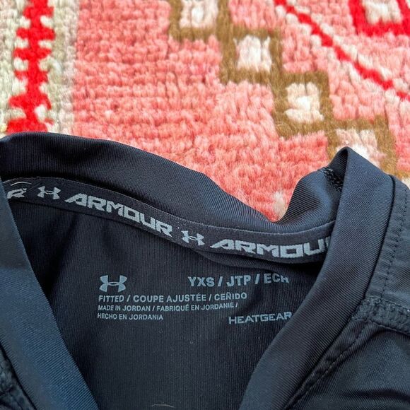 Under armor set of two youth, extra small compression, T-shirts - Picture 5 of 6